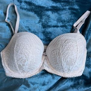 White/Cream Lace Victoria’s Secret Bra size 32DDD